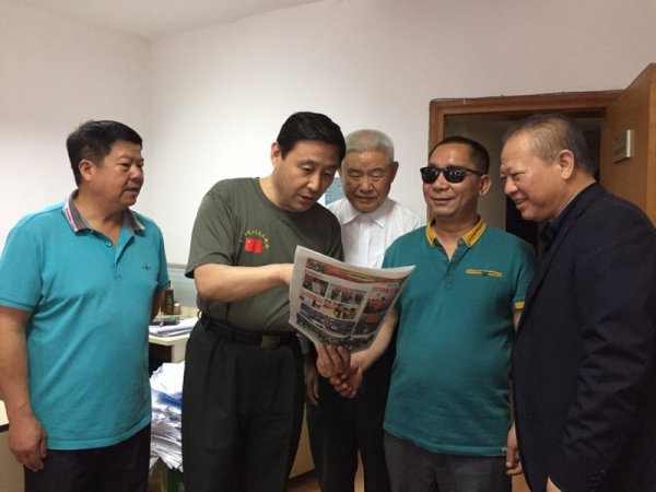 胡国桥向史光柱介绍周刊内容