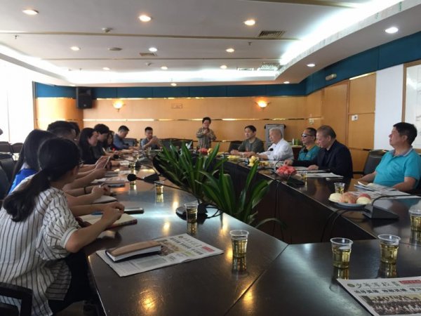英模巡讲团与业领导座谈周刊走向