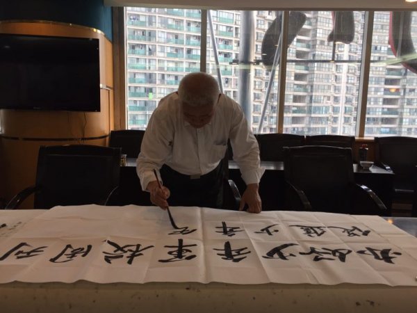 贾将军挥毫泼墨