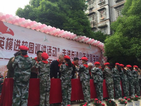 学生代表给宣讲团成员戴红领巾