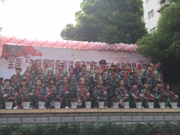 学生代表和与会领导合影