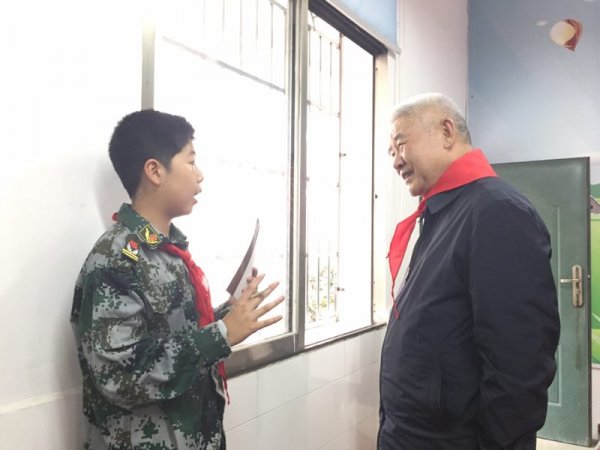 小记者采访贾雪阳将军