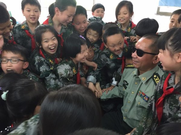 孩子们抢着跟 史爷爷握手