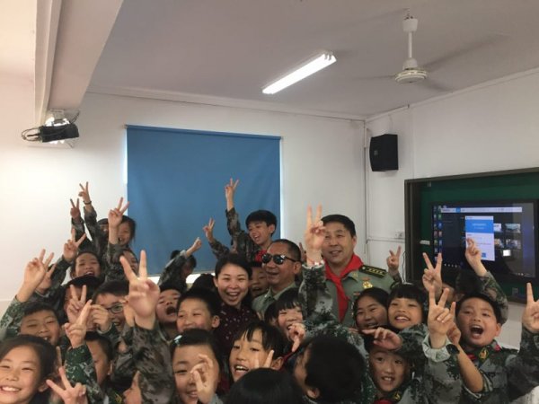 史光柱、胡国桥、谢小红局长在 孩子们中间