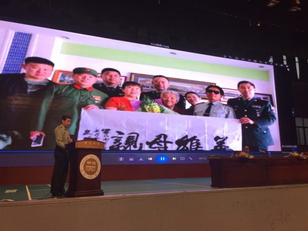 胡国桥在体育馆演讲