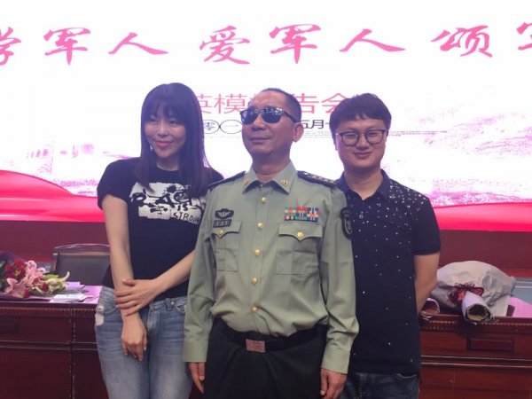 史光柱与学校老师