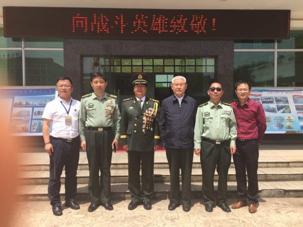校领导与英雄宣讲团成员