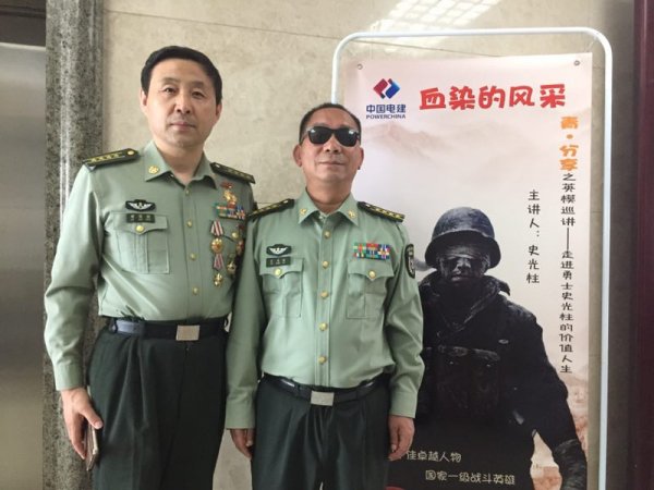 海报前的史光柱与胡国桥