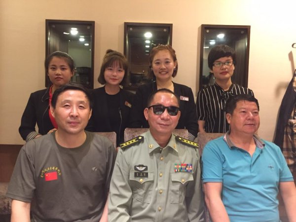 请英模照相