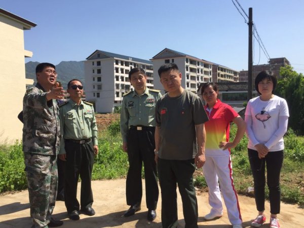 刘海洋墓碑前介绍