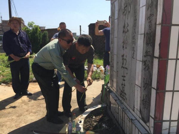 史光柱、张兴武献花