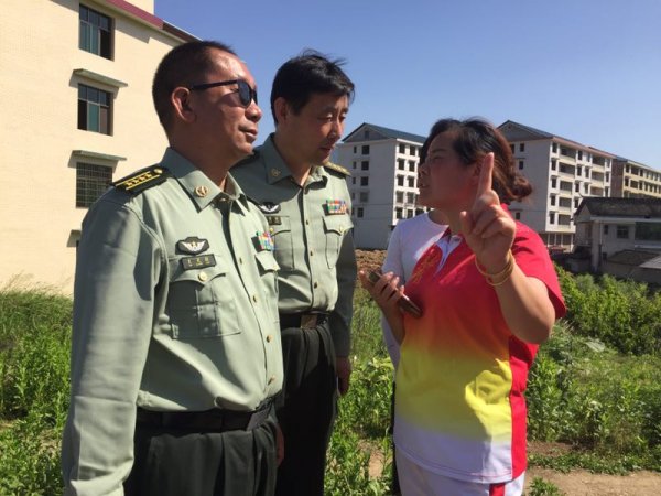 副镇长曾晏丽介绍当地烈属情况