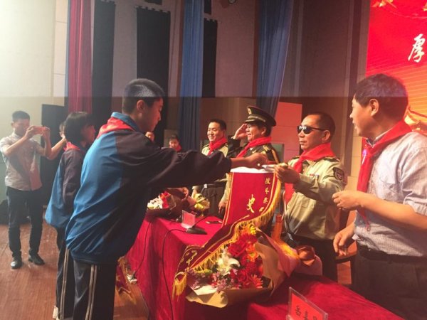 英雄班授旗
