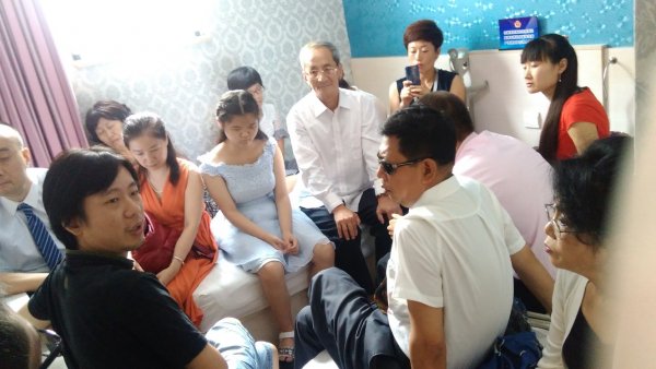 中华女子学院许琦老师在宾馆给盲人授课