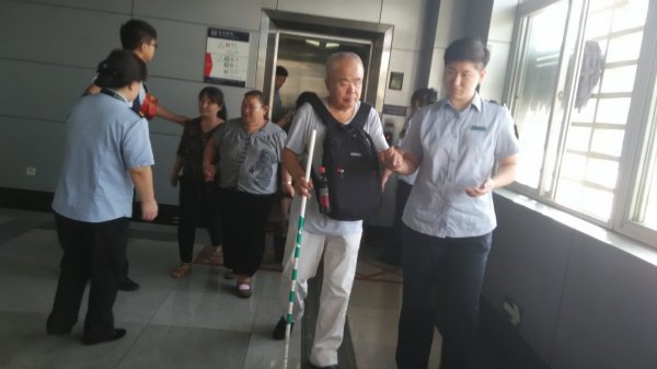盲人选手 从地铁出来就有志愿者搀扶引路