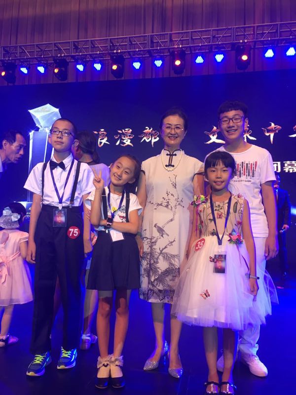 方晓老师与小演员们合影