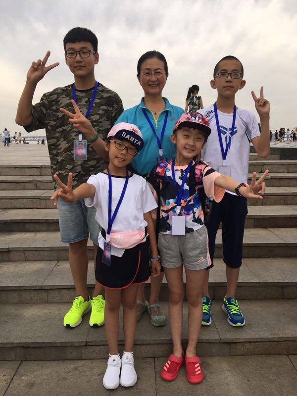 方晓老师与小朋友们合影