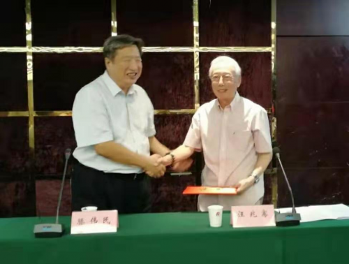 4图为滕伟民副主席为顾问委员代表汪兆骞先生办法聘书.png