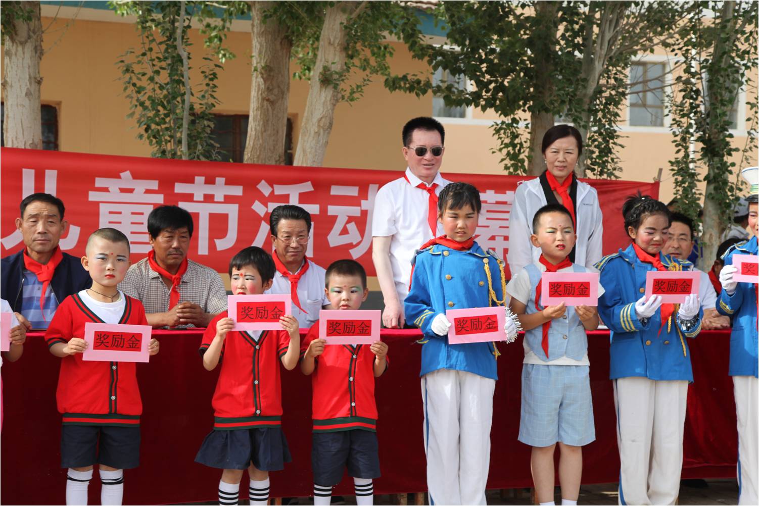何彦生在六一”慰问定西村小学生合影2.jpg